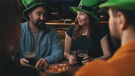 vrienden praten en plezier maken in een pub