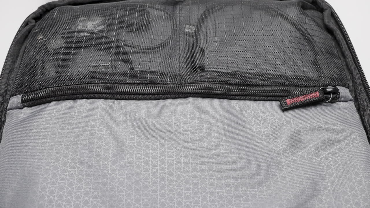 Person öffnet einen Rucksackreißverschluss