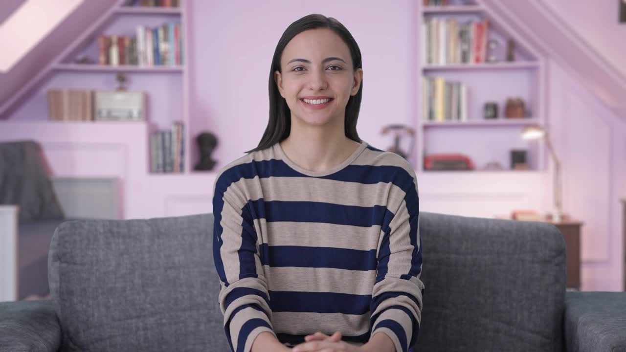 Ragazza indiana felice che sorride alla macchina fotografica.