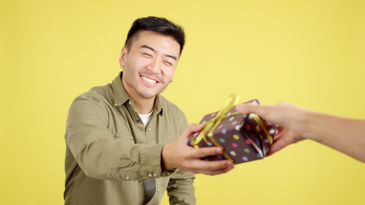 Pria Asia bahagia menerima hadiah yang bermakna