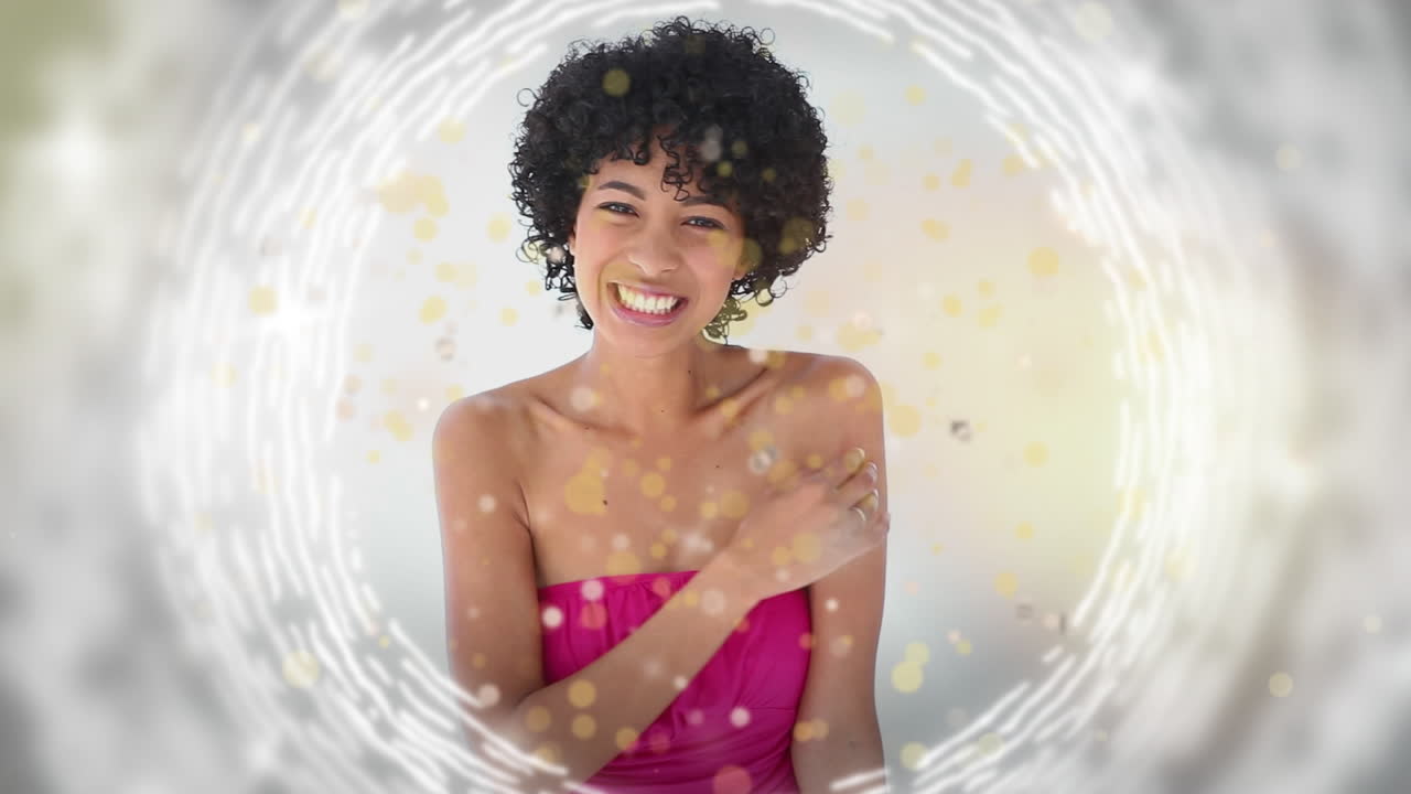 animación de puntos dorados sobre feliz mujer biracial enviando besos
