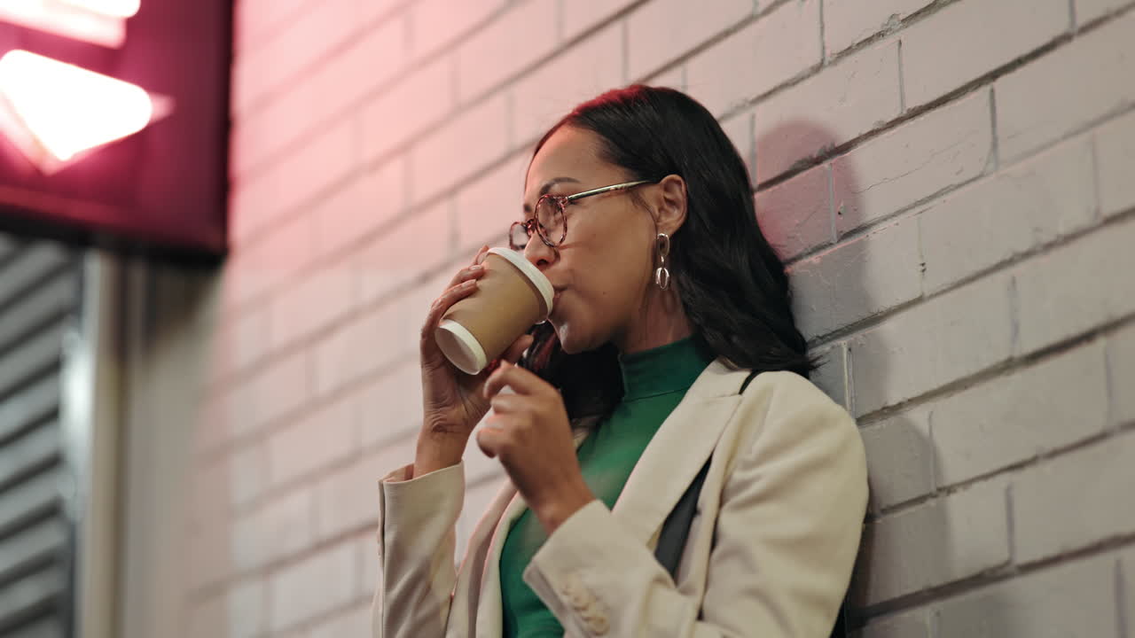 beber, café y mujer relajarse por la noche
