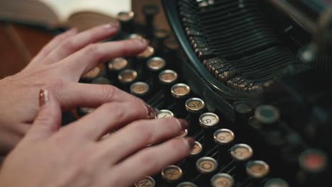 escribir en cámara lenta en una máquina de escribir vintage underwood