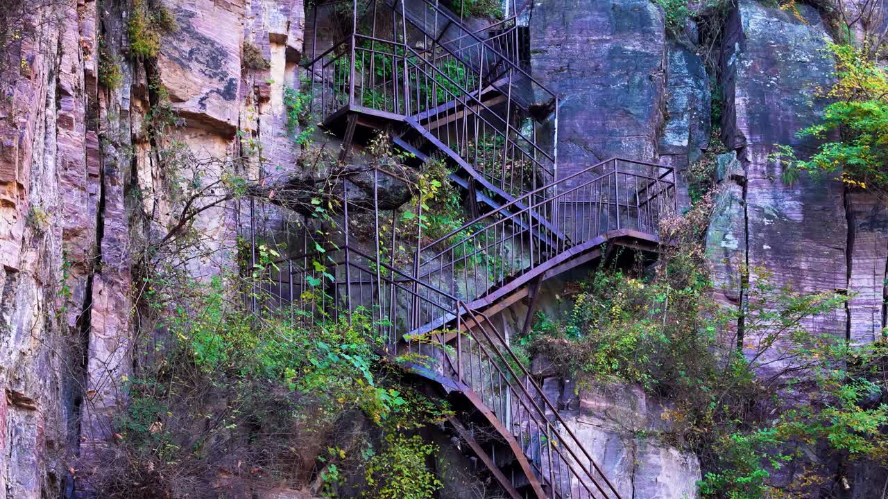 зигзаговая лестница сочетает в себе естественную красоту и человеческий дизайн, вырезанная в драматических скалах недалеко от деревни шиуян, провинция чжэцзян, китай.