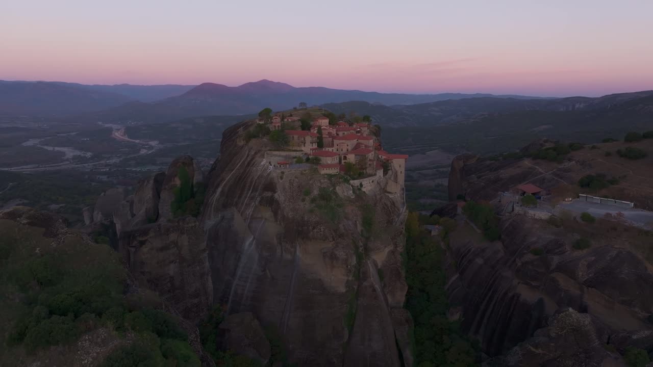 Mosteiros de Meteora na Grécia ao nascer do sol, de uma perspectiva aérea