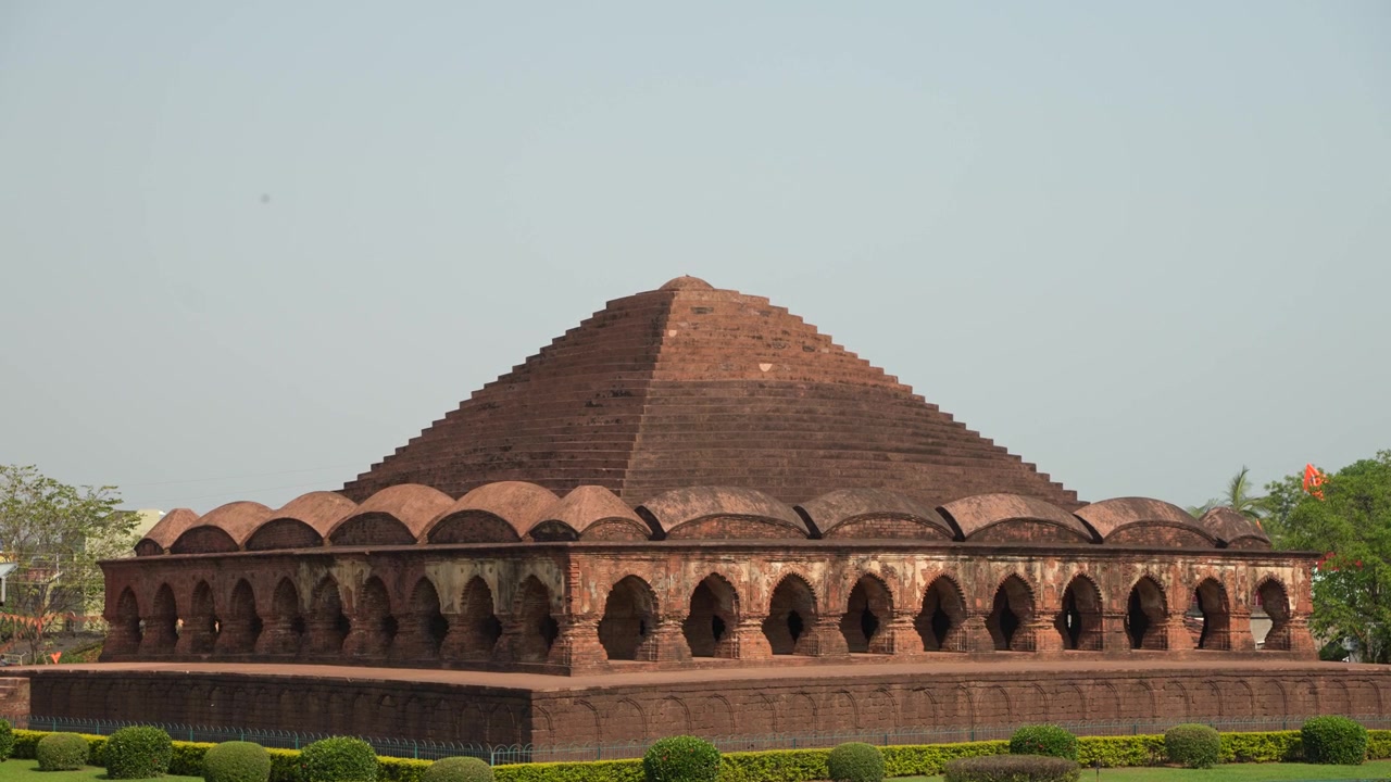 Este Templo Ras é um dos marcos arquitetônicos proeminentes de Bishnupur, Bengala Ocidental. Os Templos de Terracota de Bishnupur.