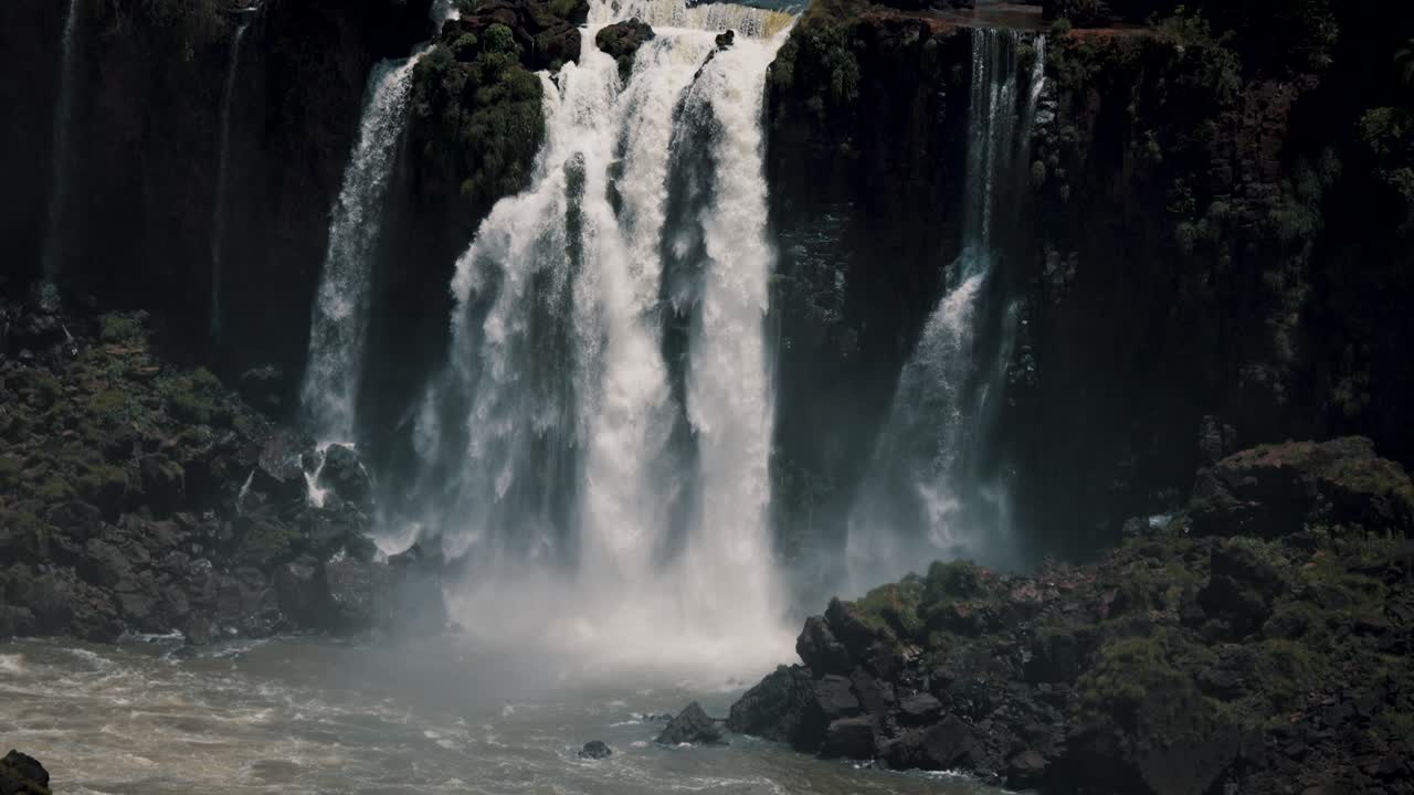 Cascada cayendo en el río con niebla.