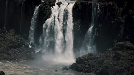 Cascada-Que-Fluye-Hacia-El-Río-Con-Niebla