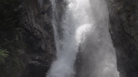 detalle de la toma estática en cámara lenta de la cascada de la pisse