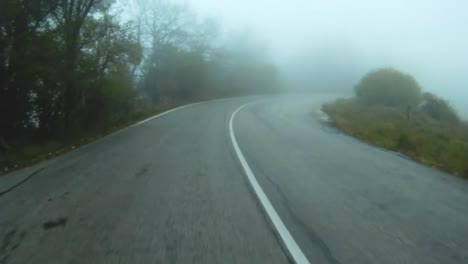 El-Coche-Viaja-Con-Niebla-Y-Lluvia