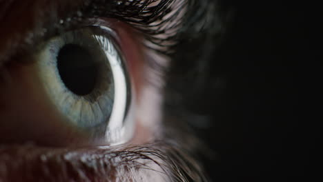 cerca del ojo humano parpadeando reflejo en el iris macro belleza