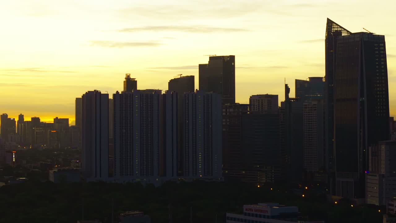 Filmagem de drone panorâmica à esquerda no horizonte do distrito comercial de Makati, Filipinas