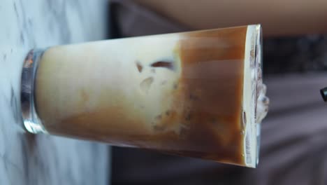 café helado en un vaso