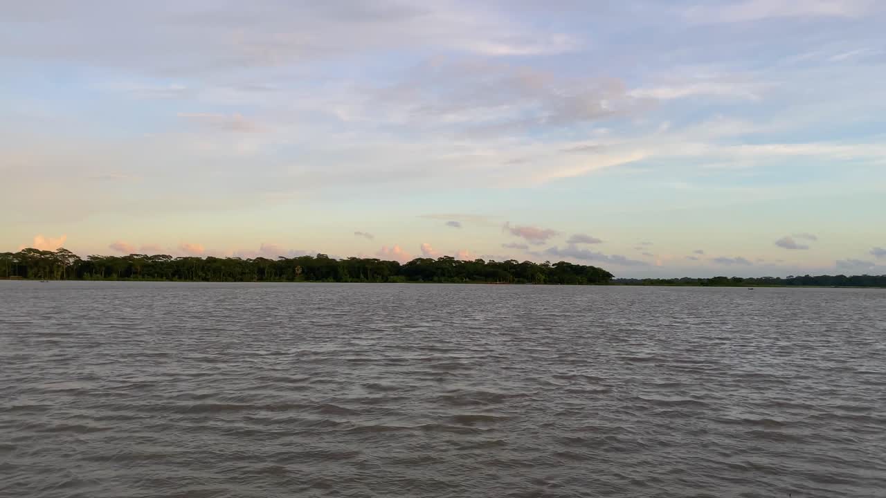 río ondulado en bangladesh. línea de la costa tranquila