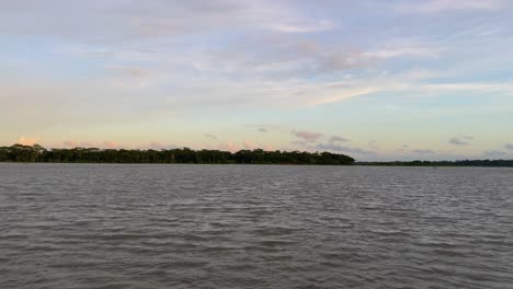 Wellenfluss-In-Bangladesch.-Ruhige-Küstenlinie