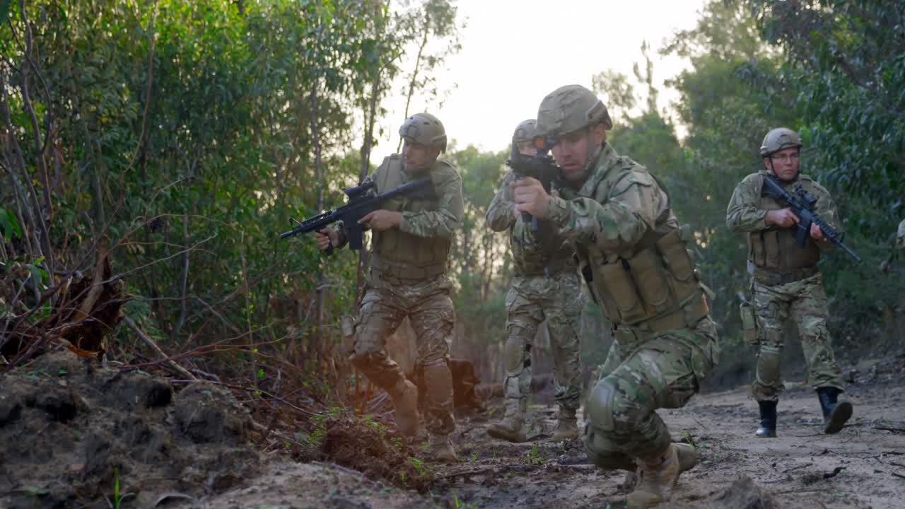 군사 훈련 도중 훈련 하는 군인 들 의 앞면 4k