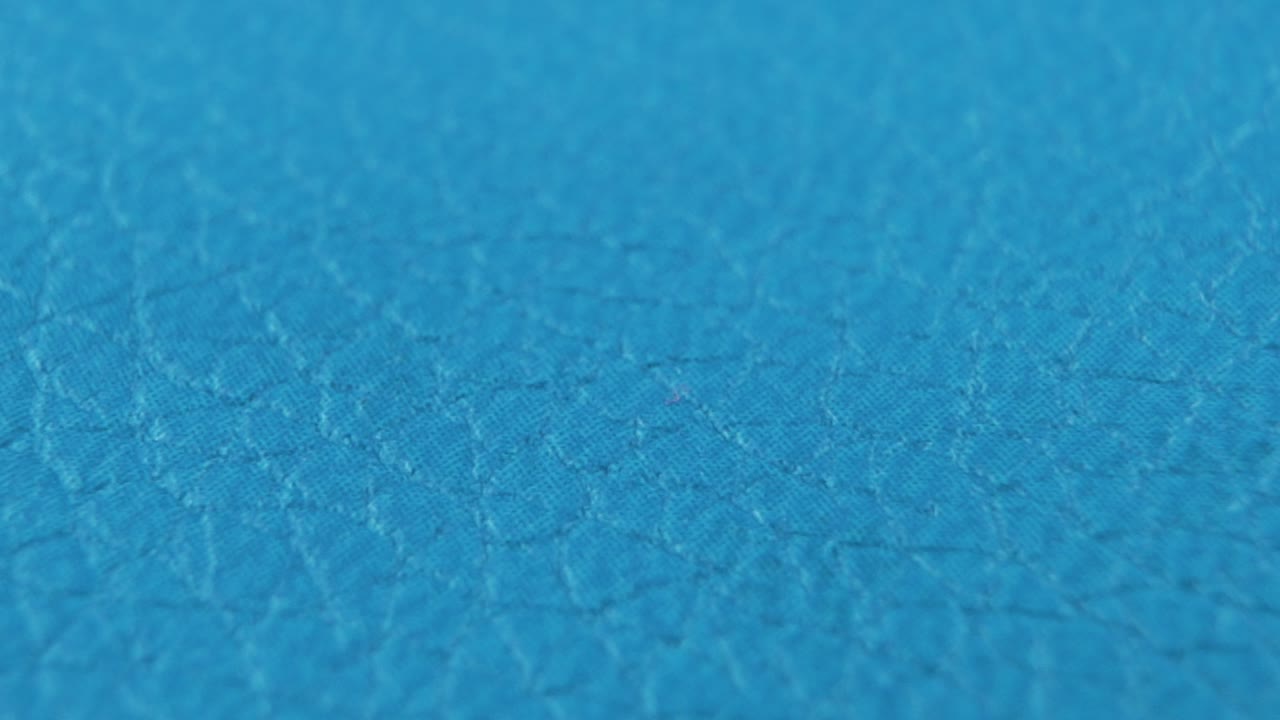 un macro detallado en primer plano de un material de patrón de textura abstracta azul, movimiento cinematográfico, cámara lenta 120 fps, full hd