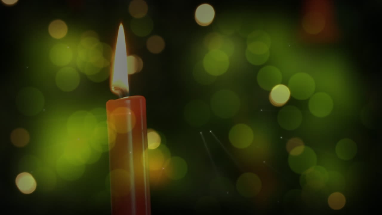 animación de una vela encendida con luces de hadas parpadeantes sobre un fondo verde