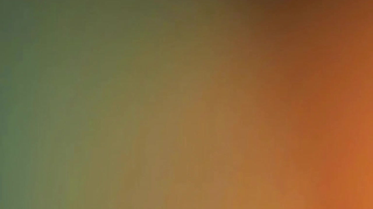 Efeito Glitch Digital com Interferência Verde e Laranja