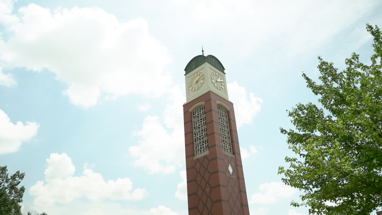 torre dell'orologio di allendale, michigan. video di stock della grand valley state university.