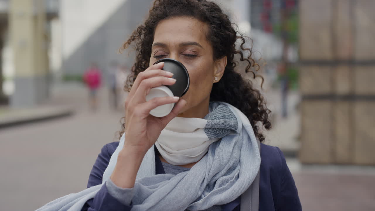 retrato de una hermosa mujer de negocios madura bebiendo café esperando una mujer profesional relajada en la calle de la ciudad viajando en cámara lenta