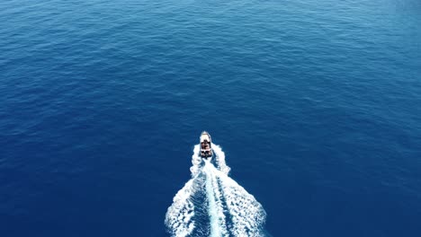 navegando en barco en grecia, skiathos