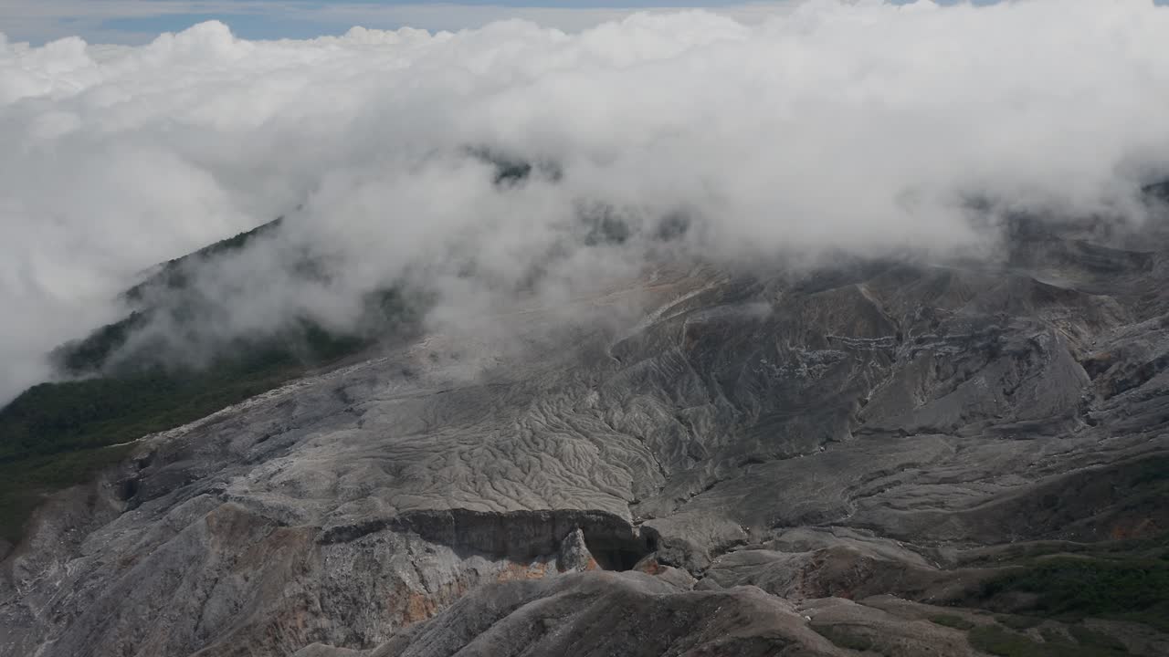 corriente de lava del volcán poás activo en costa rica con nubes, antena