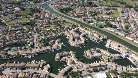 Marina-Du-Port-Du-Roy,-Entdeckung-Der-Mittelalterlichen-Stadt-Aigues-Mortes-Im-Hintergrund