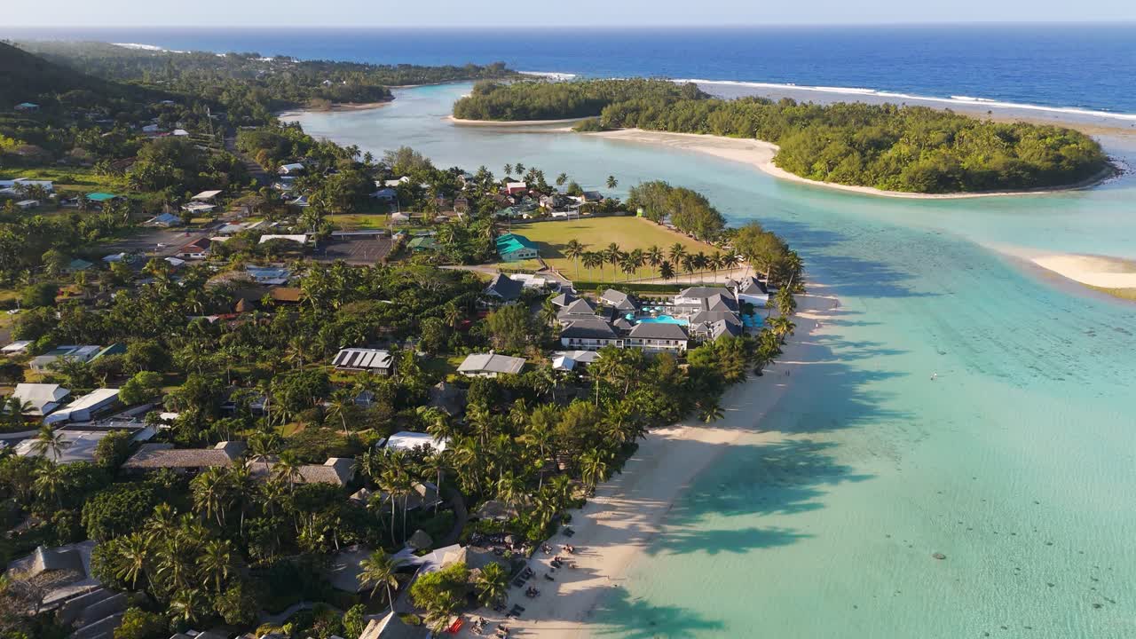 distrito de ngatangiia y las islas motutapu, oneroa y koromiri en la laguna de muri al atardecer, imágenes de drones