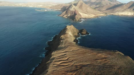 hora dorada sobre ilhéu de cima con vista de porto santo y aguas azules profundas