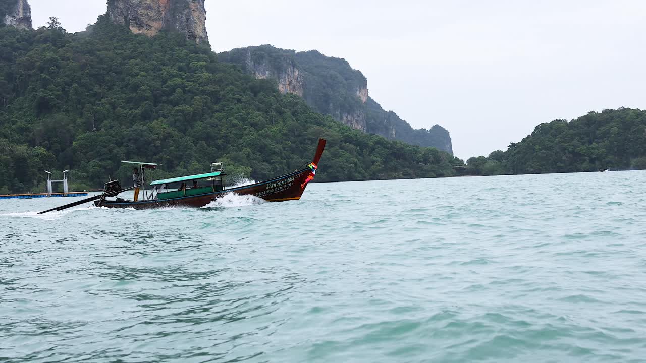 barco de cola larga en una bahía tranquila, tailandia