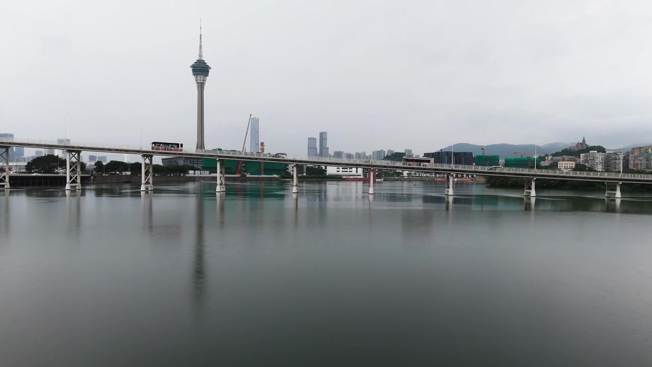 Volo verso il ponte e la Torre di Macao sul Lago Nam Van a Macao