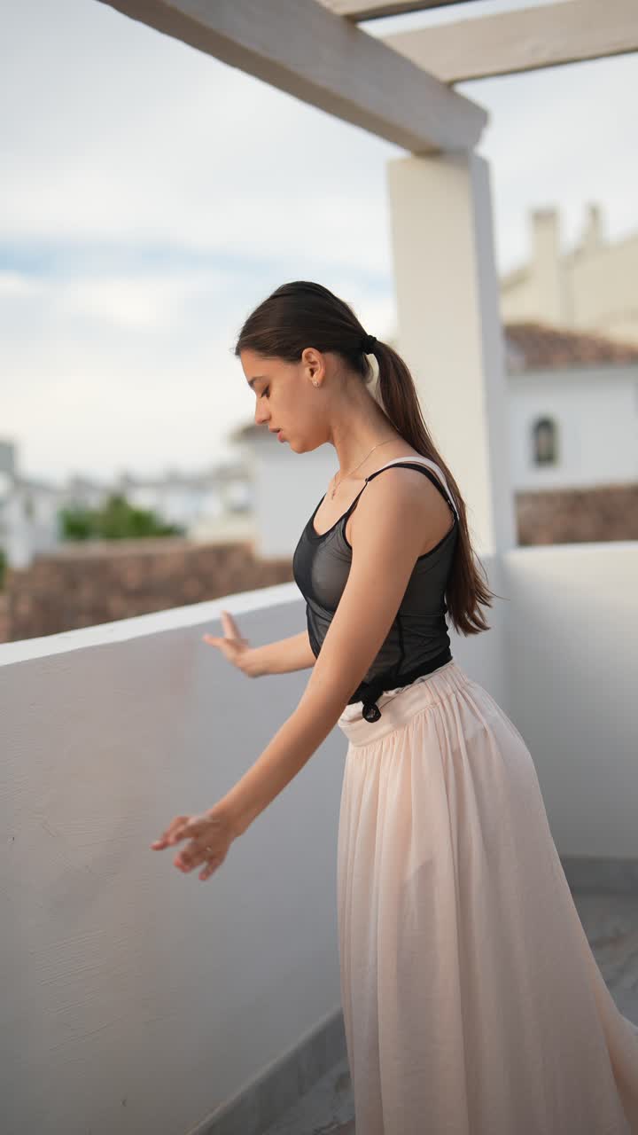 una bailarina adolescente posando al aire libre