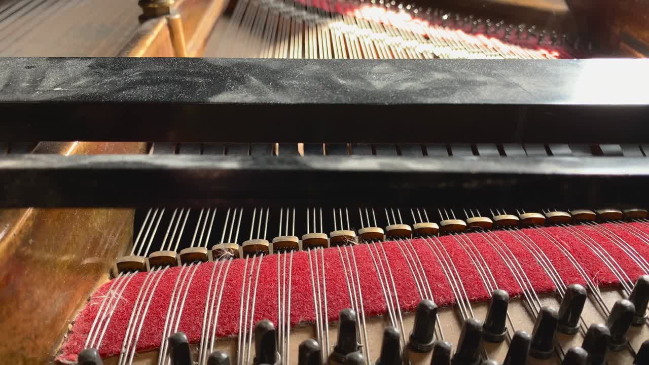 resumen de instrumento musical: piano y cuerdas de piano. tocar el piano cuando se abre la tapa