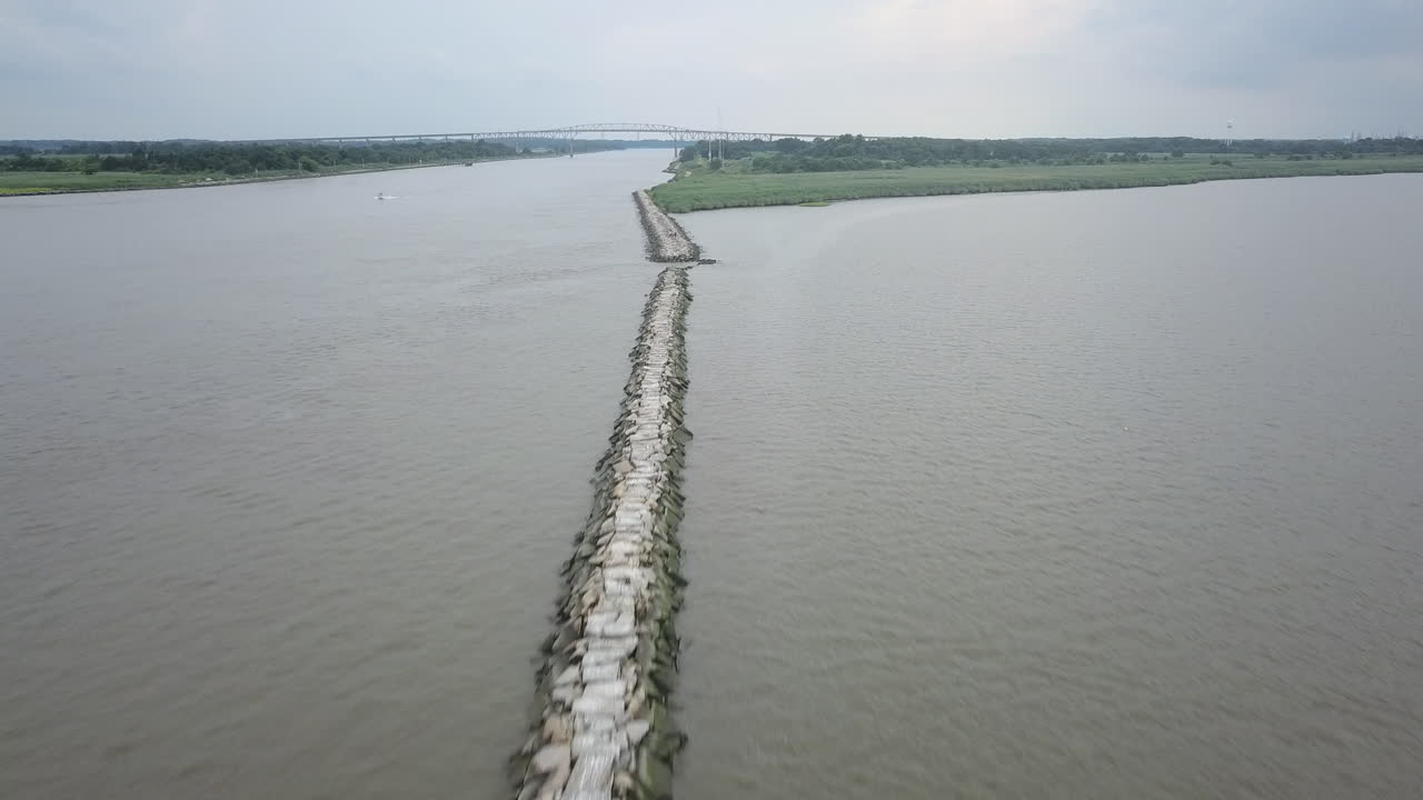 drone volando sobre un río en delaware