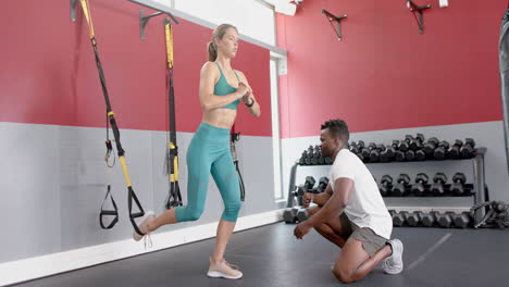 Una-Joven-Caucásica-En-Forma-Entrena-Con-Un-Hombre-Afroamericano-En-El-Gimnasio