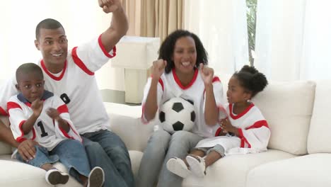 Familia-Viendo-Un-Partido-De-Futbol-En-Casa