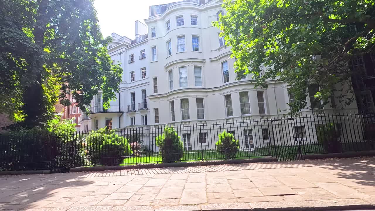 Una passeggiata davanti a un edificio londinese