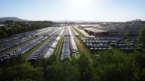 Fábrica-De-Automóviles-Desde-El-Aire-Al-Atardecer-En-El-Distrito-Industrial