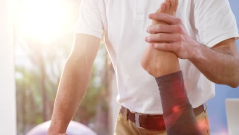 Female-patient-receiving-leg-massage-from-male-physiotherapist