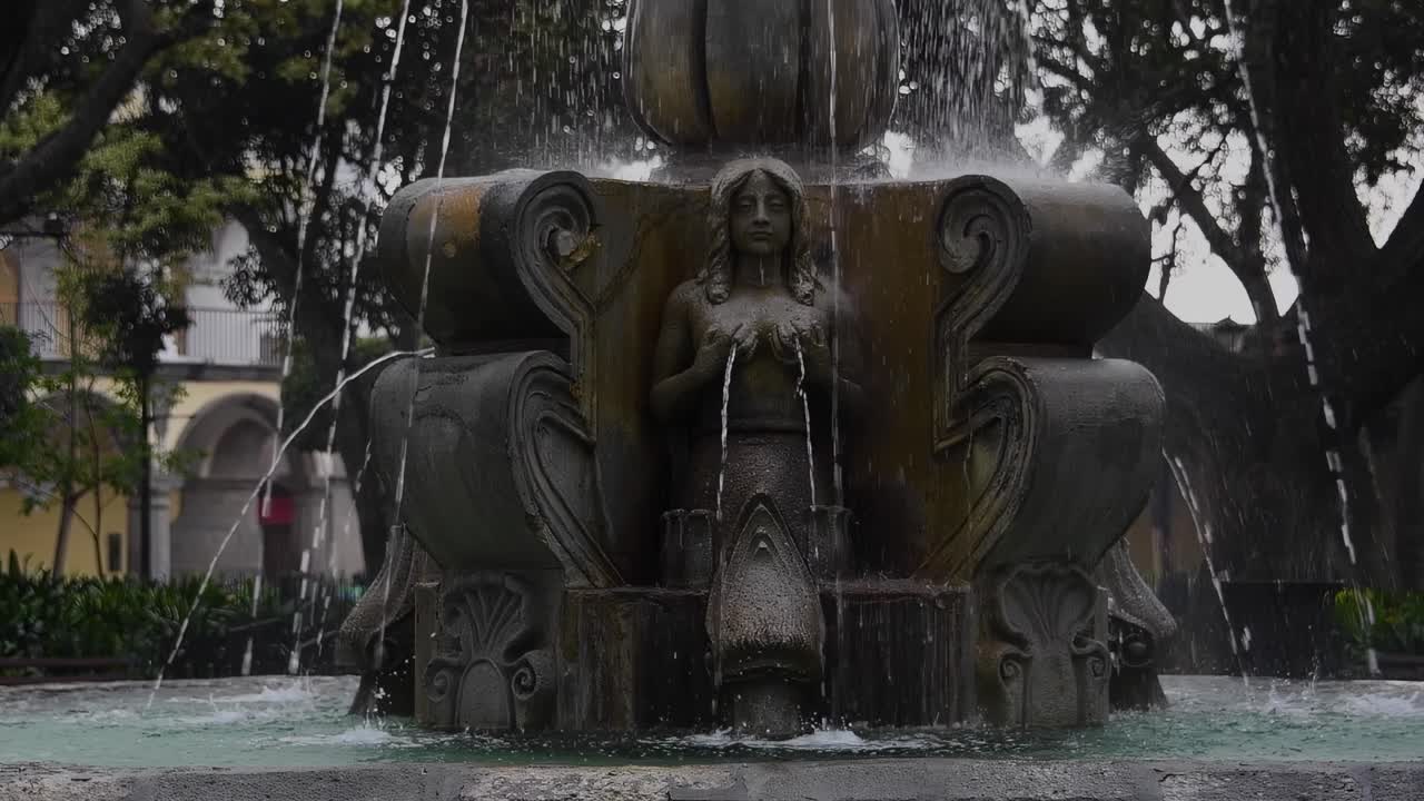 la icónica fuente de la sirena en el parque central de antigua guatemala