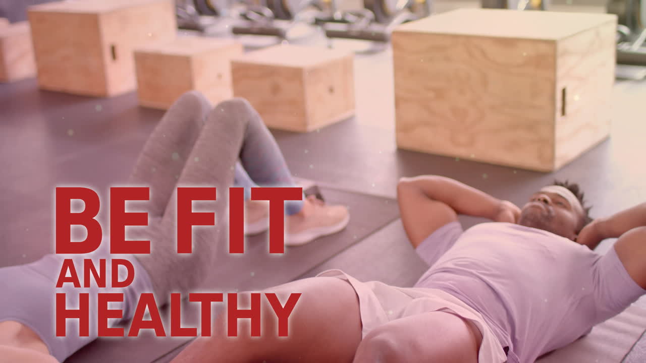 체육관에서 운동하는 다양한 남성과 여성에 대한 건강하고 건강한 텍스트의 애니메이션