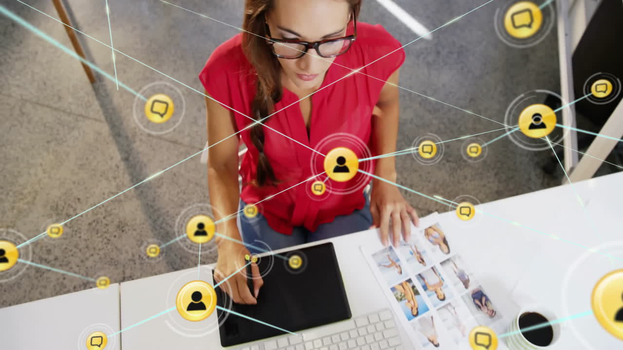 conectando a la gente iconos de animación sobre la mujer usando la tableta en el escritorio