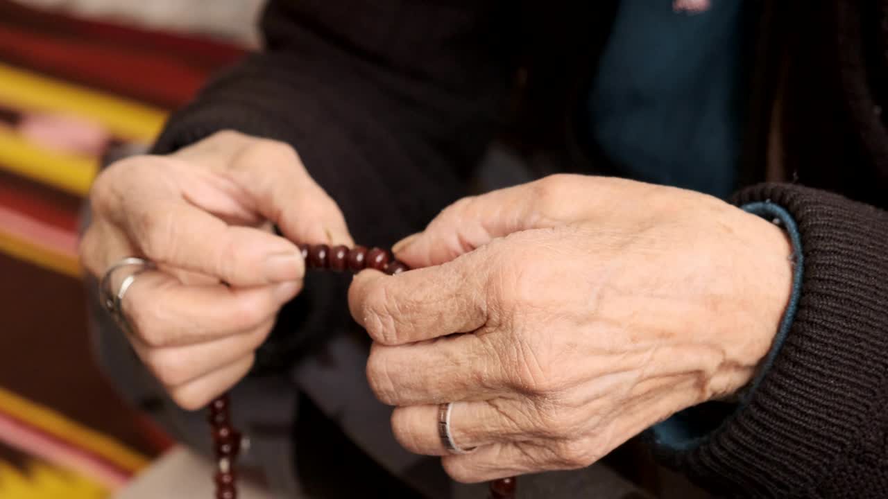 은 여자가 손에 기도 구슬을 들고, 은 여성이 손에 기도를 들고, 여자가 배하고,