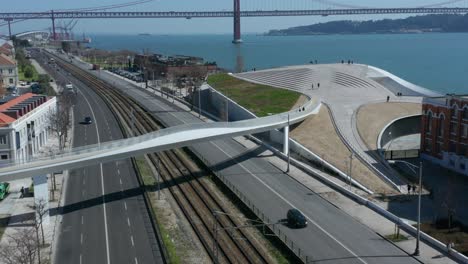 Die-Nach-Oben-Geneigte-Luftaufnahme-Zeigt-Das-Brückendenkmal-–-Die-Brücke-Des-25.-April-In-Lissabon,-Portugal