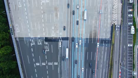 la vista de una carretera concurrida desde el cielo