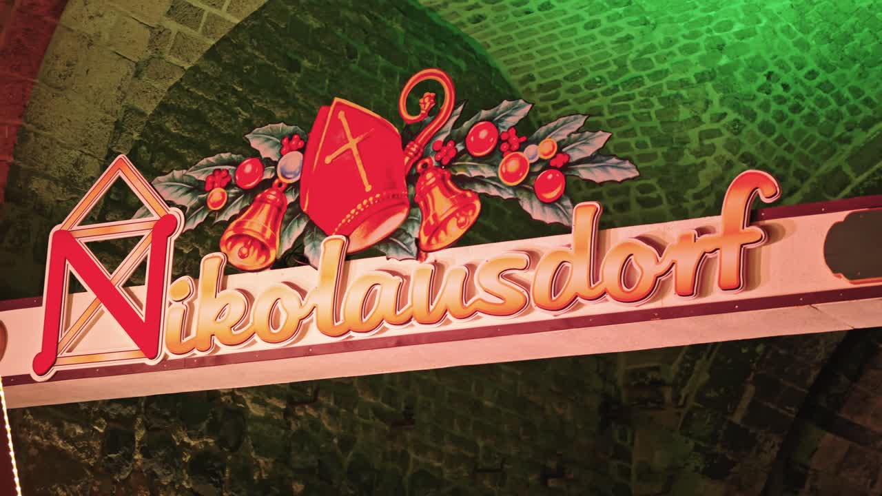 Il colorato cancello d'ingresso del mercatino di Natale di Nikolausdorf a Colonia