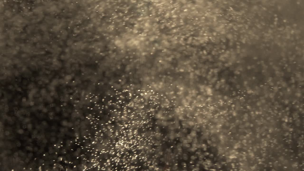 매혹적인 인물을 형성하는 큰 탱크에서 움직이는 물의 추상 샷