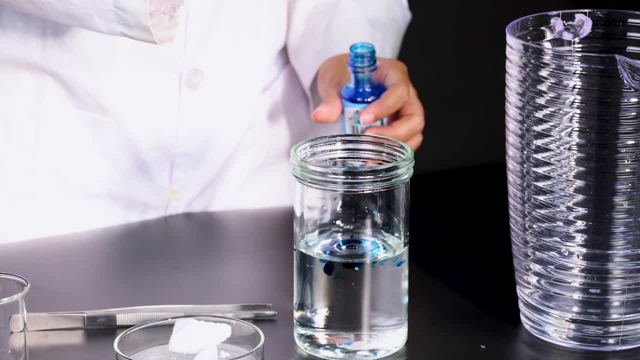 experimento con hielo seco, agua y tinte alimentario