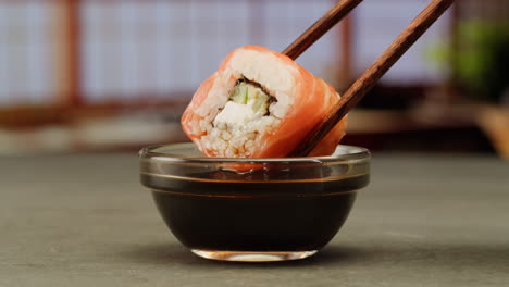 salmon sushi roll with dipping sauce